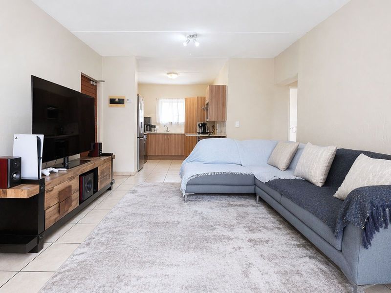 Apartment For Sale in Douglasdale - Photo 3