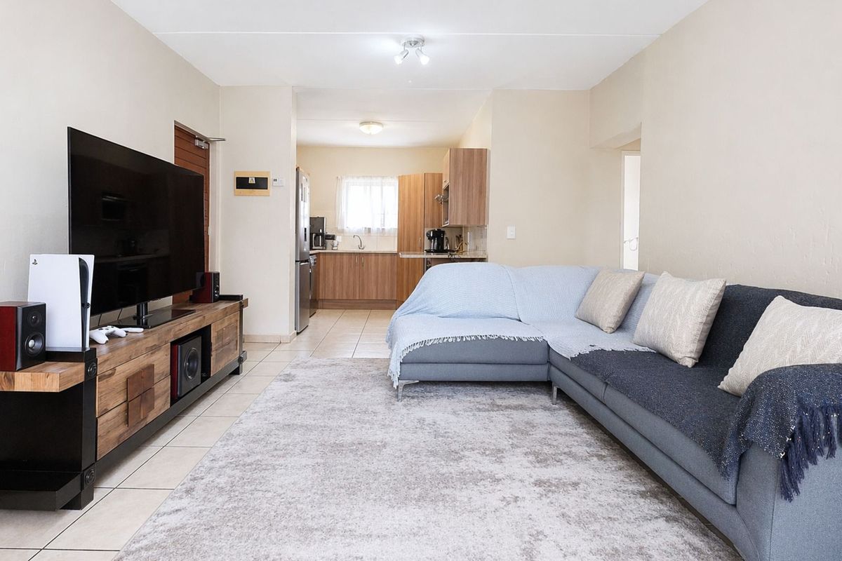 Apartment For Sale in Douglasdale - Photo 3