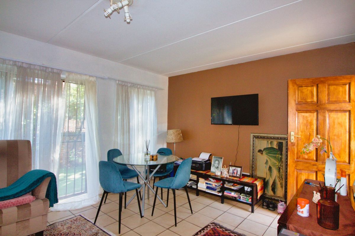 Townhouse For Sale in Bromhof - Photo 2