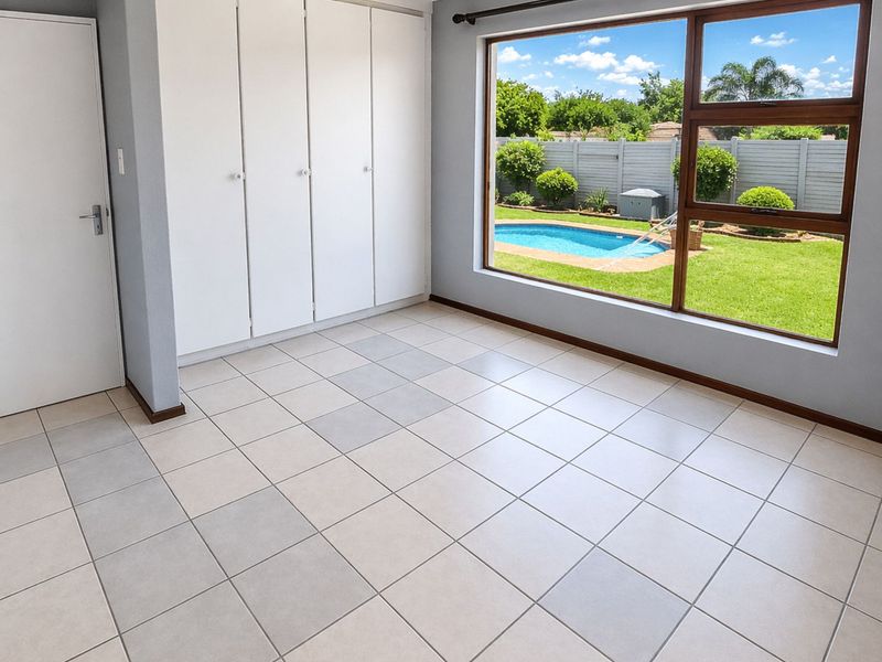 House For Sale in Douglasdale - Photo 3