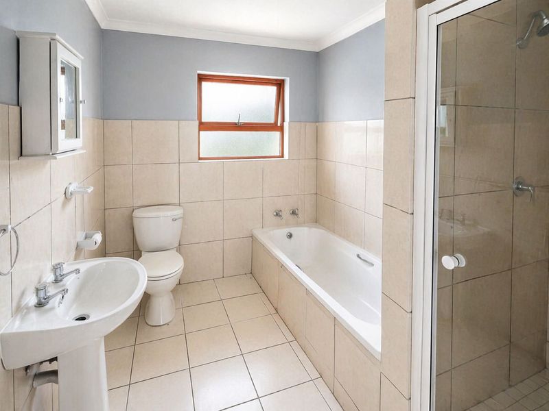 House For Sale in Douglasdale - Photo 2