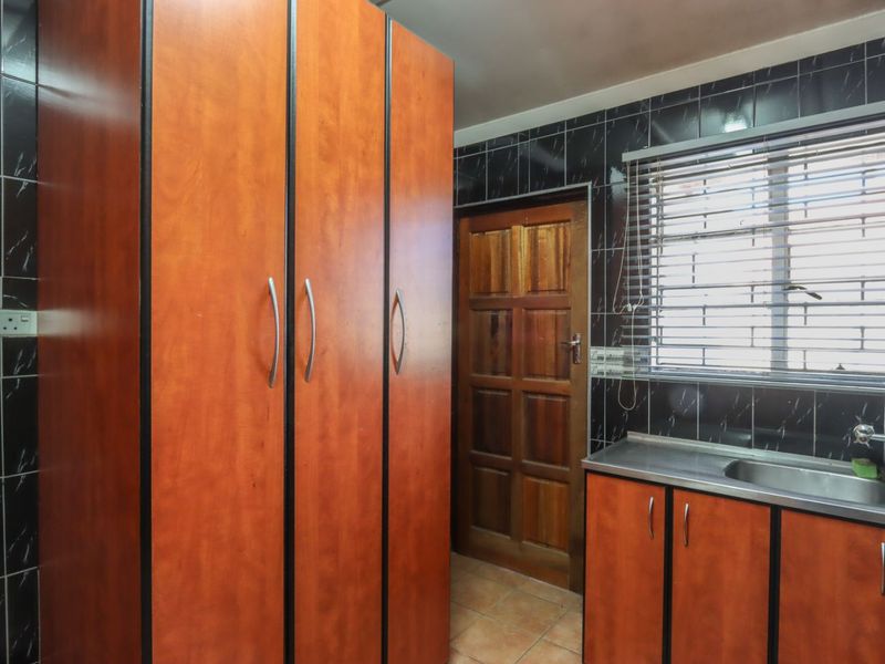 House For Sale in Woodlands - Photo 9