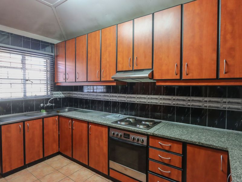 House For Sale in Woodlands - Photo 8