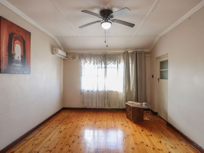 House For Sale in Woodlands - Photo 6