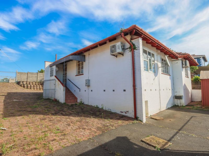 House For Sale in Woodlands - Photo 2