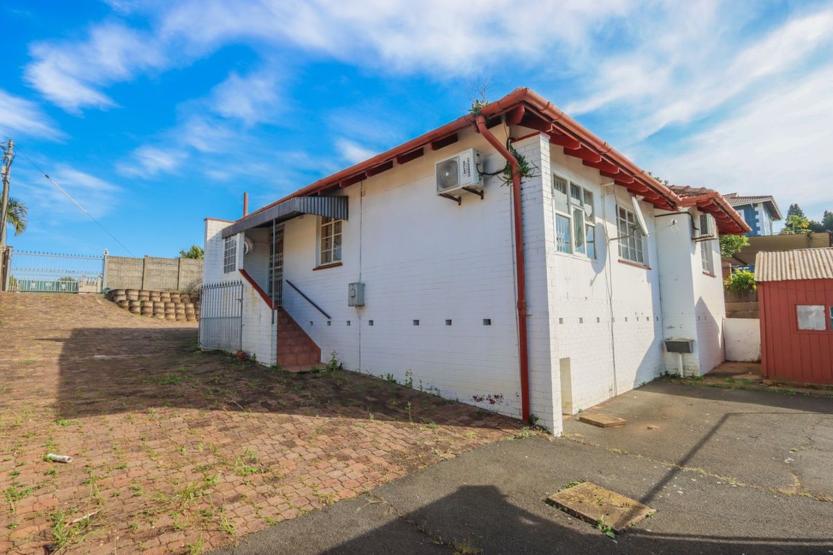 House For Sale in Woodlands - Photo 2