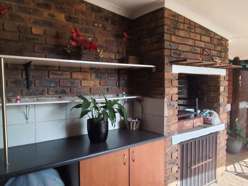 Townhouse For Sale in Weltevreden Park - Photo 3