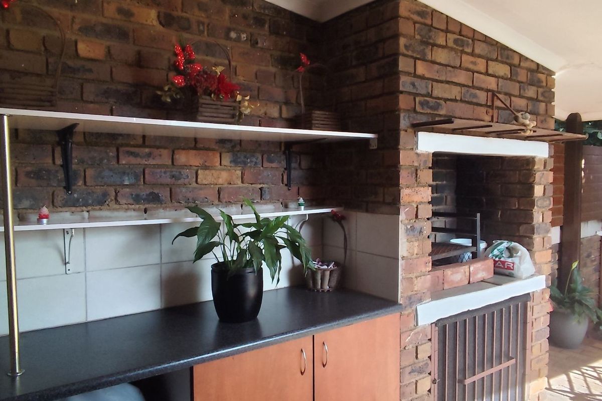 Townhouse For Sale in Weltevreden Park - Photo 3