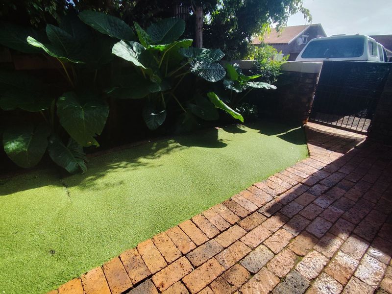 Townhouse For Sale in Weltevreden Park - Photo 2