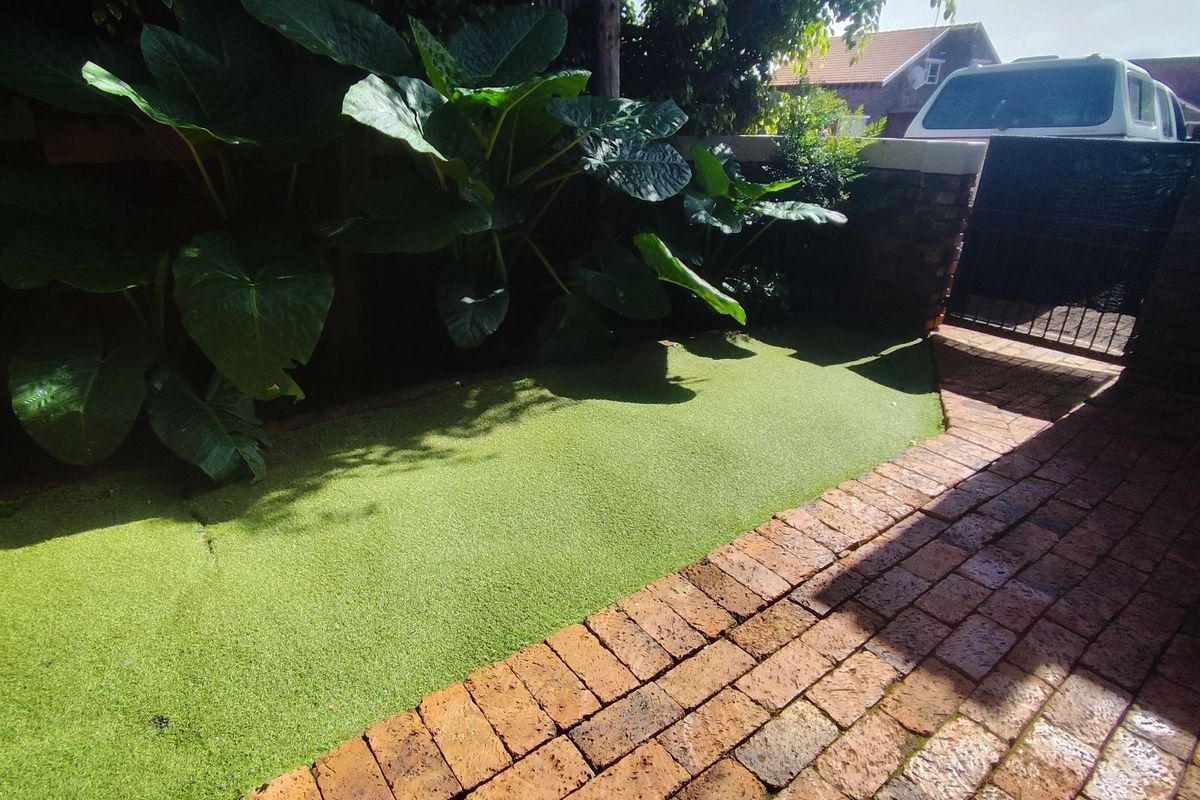 Townhouse For Sale in Weltevreden Park - Photo 2