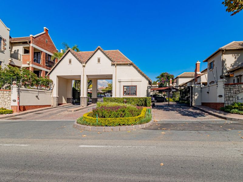Townhouse For Sale in Lonehill - Photo 4
