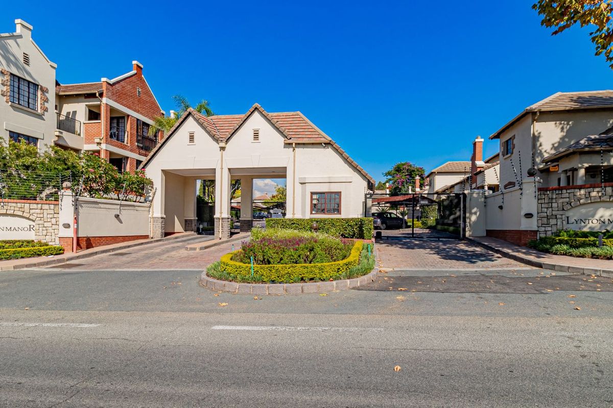 Townhouse For Sale in Lonehill - Photo 4