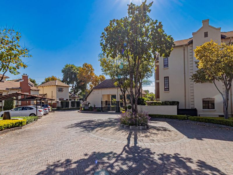 Townhouse For Sale in Lonehill - Photo 6