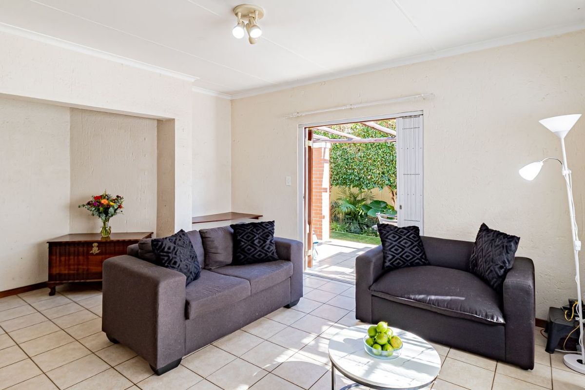 Townhouse For Sale in Lonehill - Photo 2