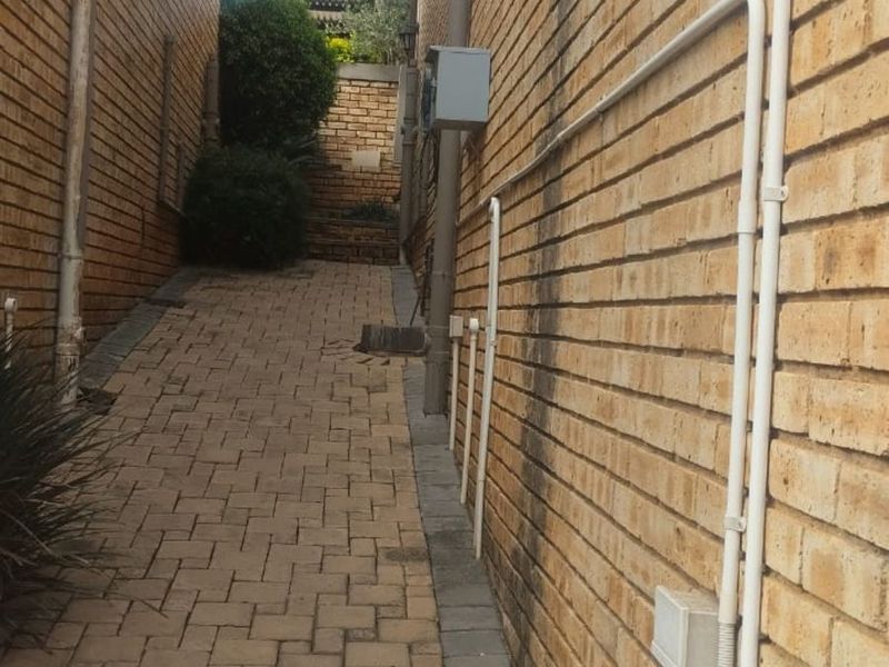 Apartment For Sale in Wilgeheuwel - Photo 6