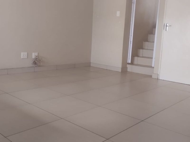 Apartment For Sale in Wilgeheuwel - Photo 8