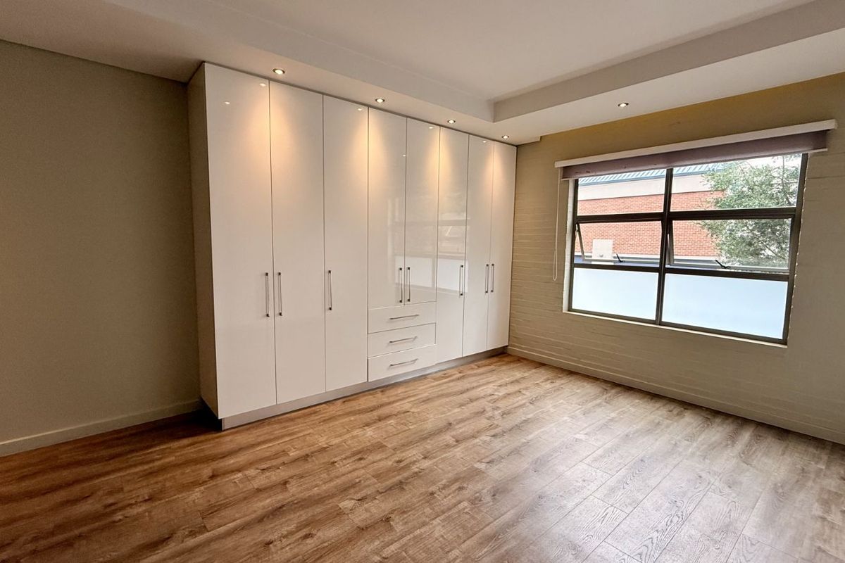 Townhouse To Rent in Lynnwood - Photo 2