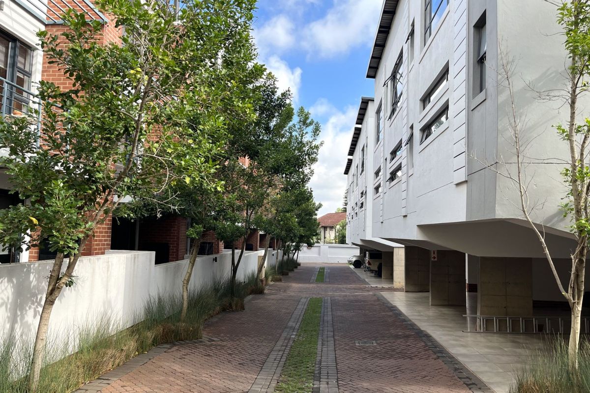 Townhouse For Sale in Lynnwood - Photo 2