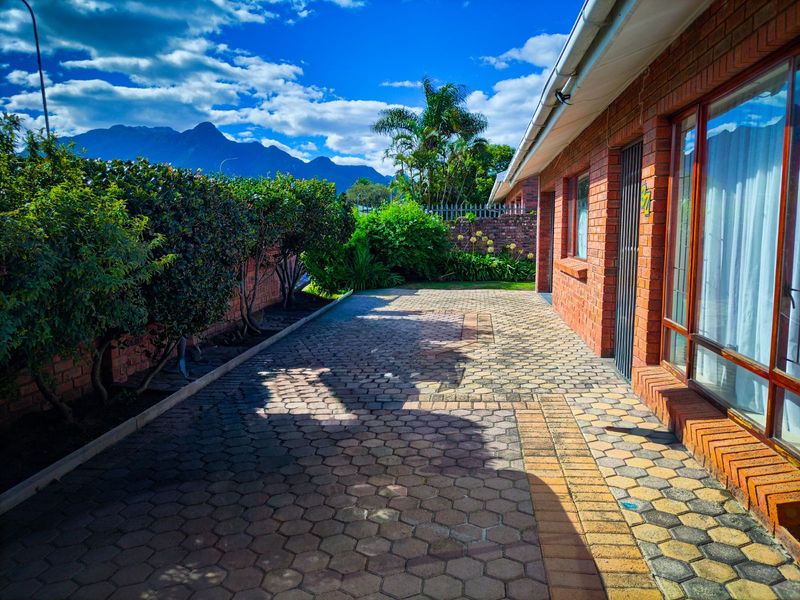 House For Sale in George South - Photo 1