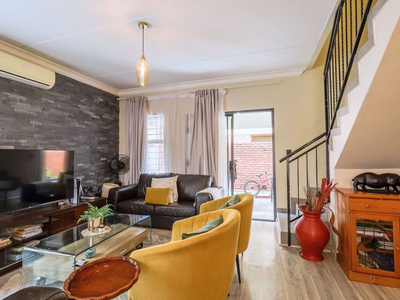 Townhouse To Rent in Olympus AH - Photo 2