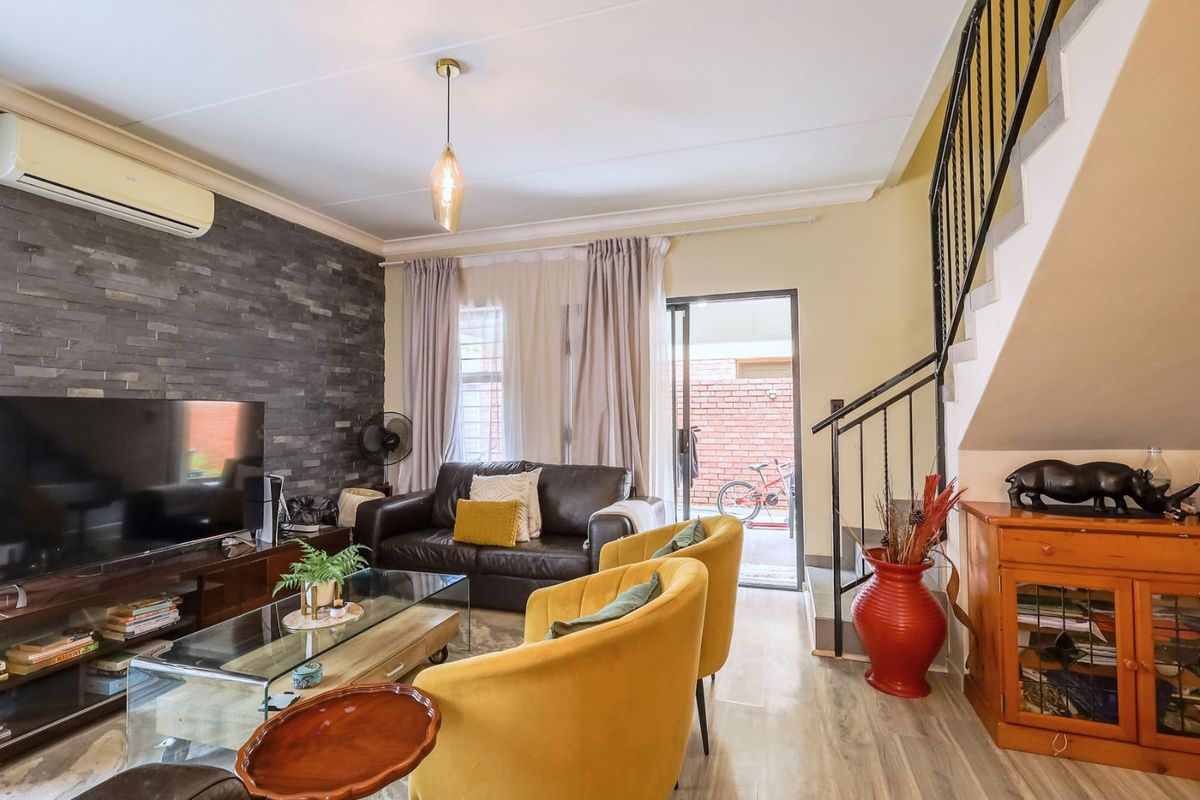 Townhouse To Rent in Olympus AH - Photo 2