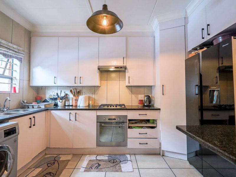 Townhouse To Rent in Olympus AH - Photo 3