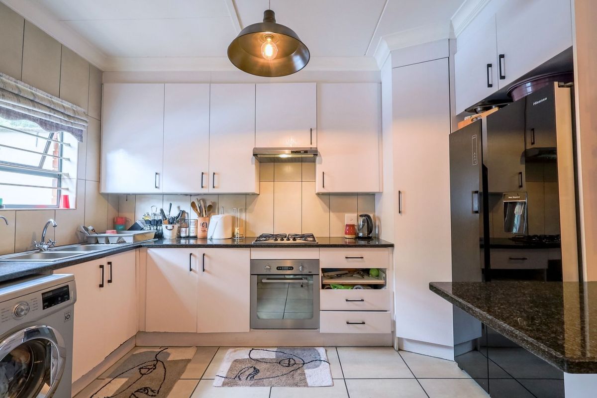 Townhouse To Rent in Olympus AH - Photo 3