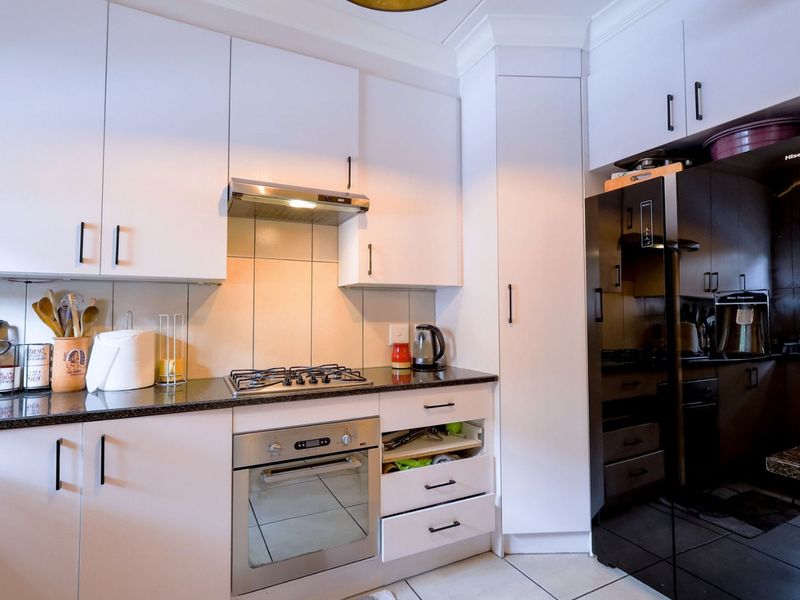 Townhouse To Rent in Olympus AH - Photo 4