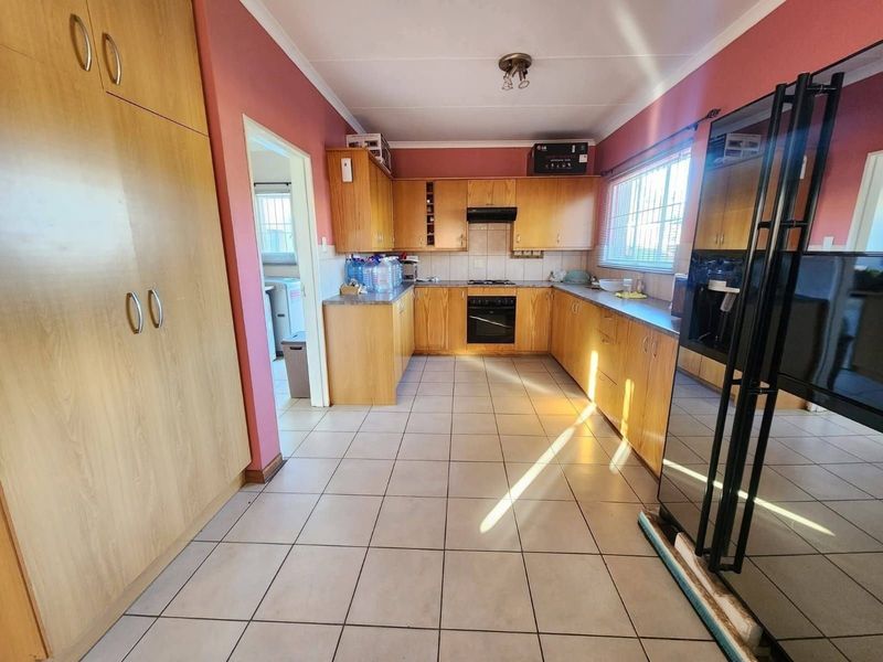 House For Sale in Rhodesdene - Photo 4