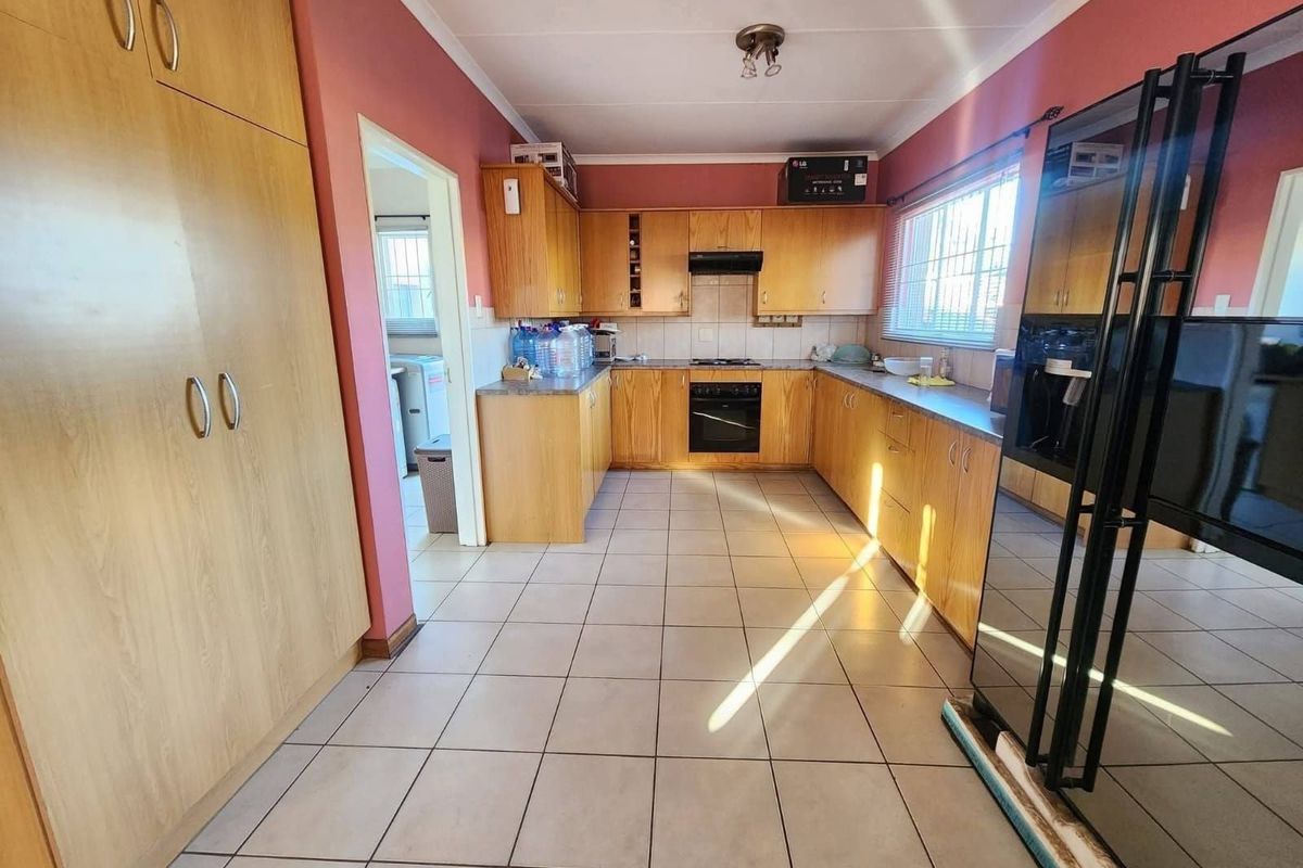 House For Sale in Rhodesdene - Photo 4