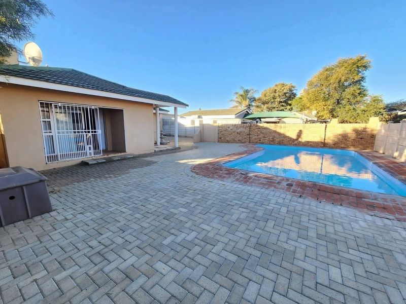 House For Sale in Rhodesdene - Photo 9