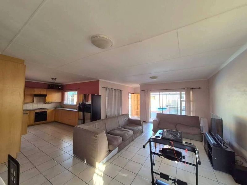 House For Sale in Rhodesdene - Photo 3