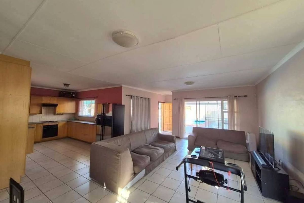 House For Sale in Rhodesdene - Photo 3