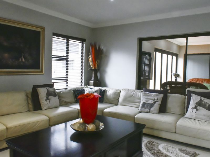 House For Sale in Willowbrook - Photo 10