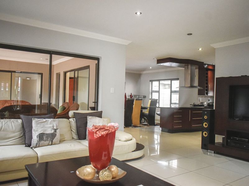 House For Sale in Willowbrook - Photo 6