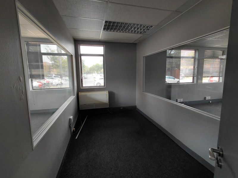 Office To Rent in Faerie Glen - Photo 8