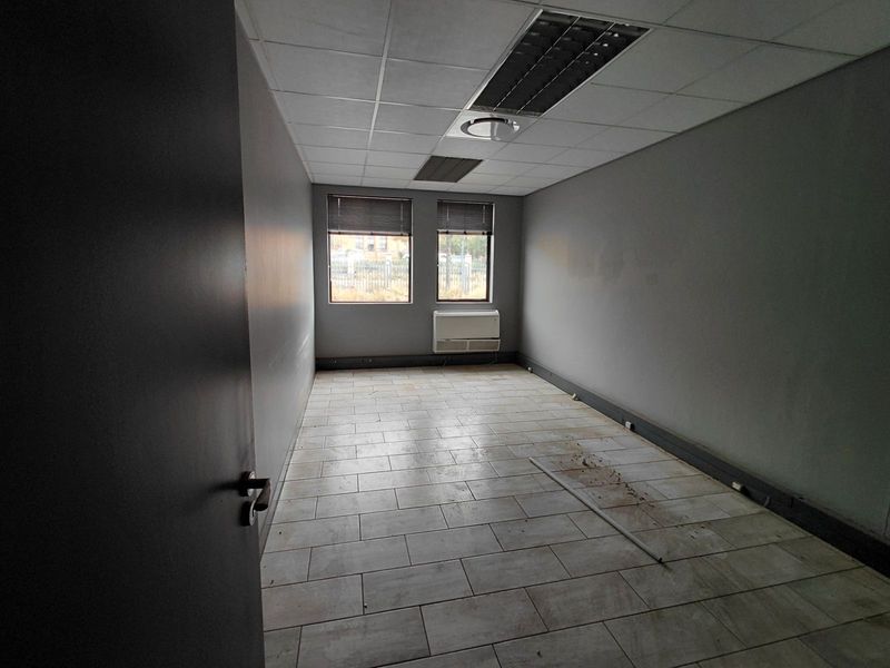 Office To Rent in Faerie Glen - Photo 2