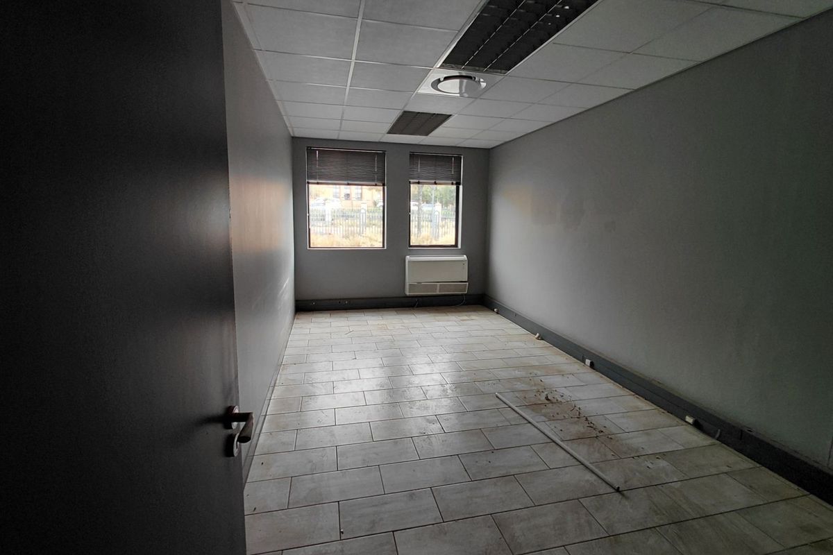 Office To Rent in Faerie Glen - Photo 2