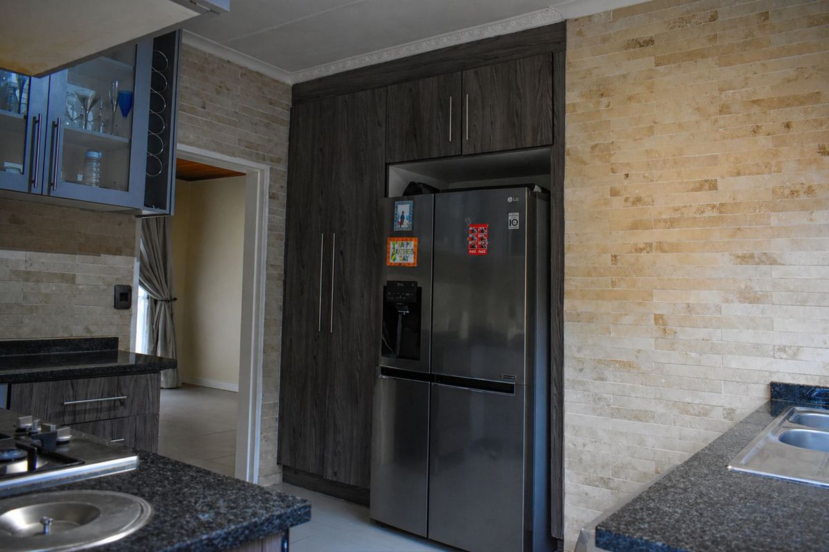 House For Sale in Wilro Park - Photo 5