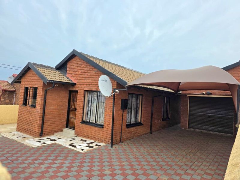 House For Sale in Soshanguve Ext - Photo 2
