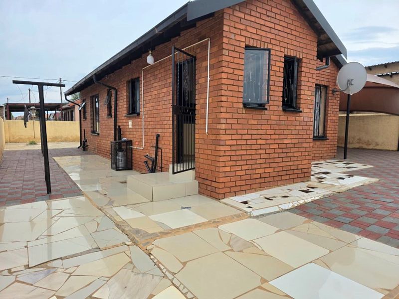 House For Sale in Soshanguve Ext - Photo 4