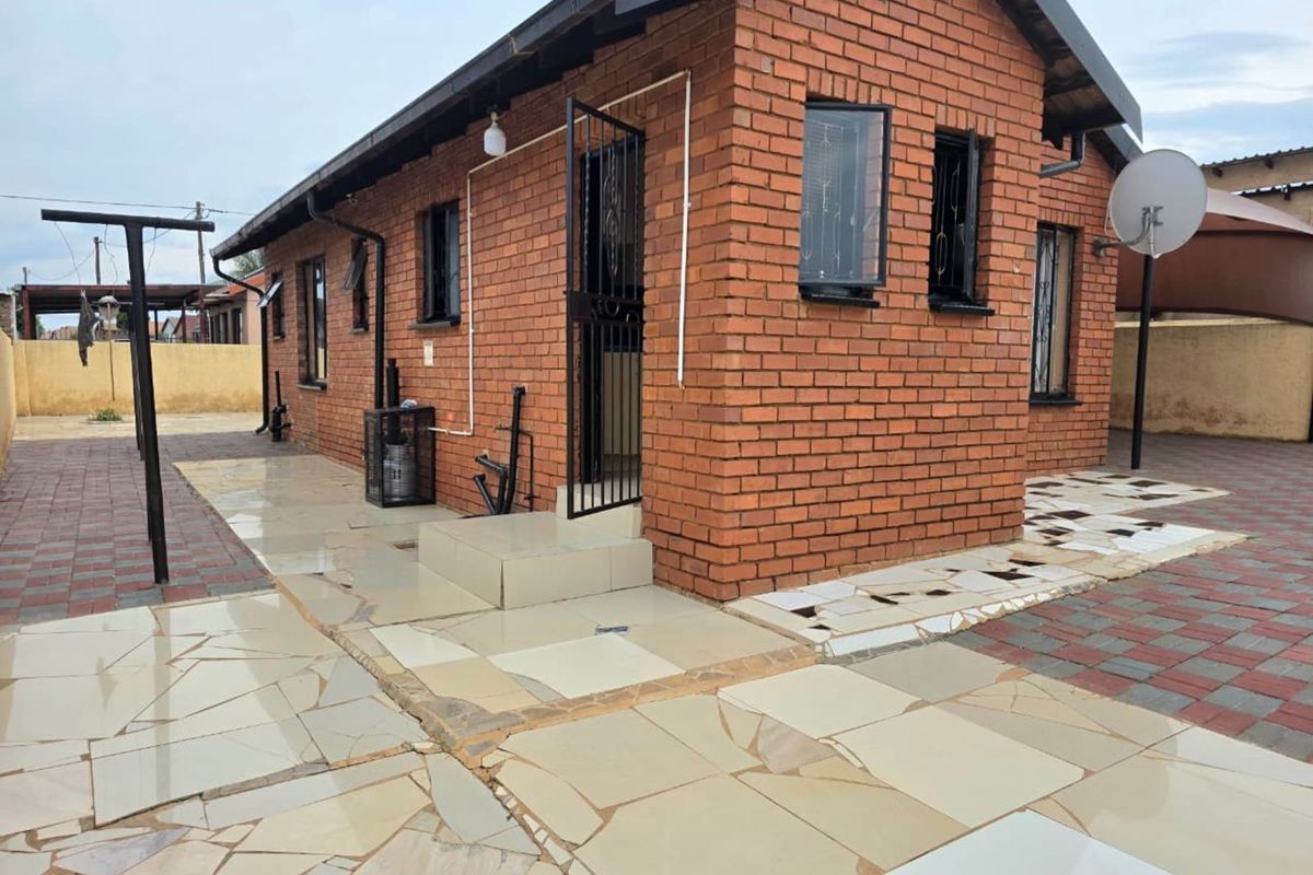 House For Sale in Soshanguve Ext - Photo 4