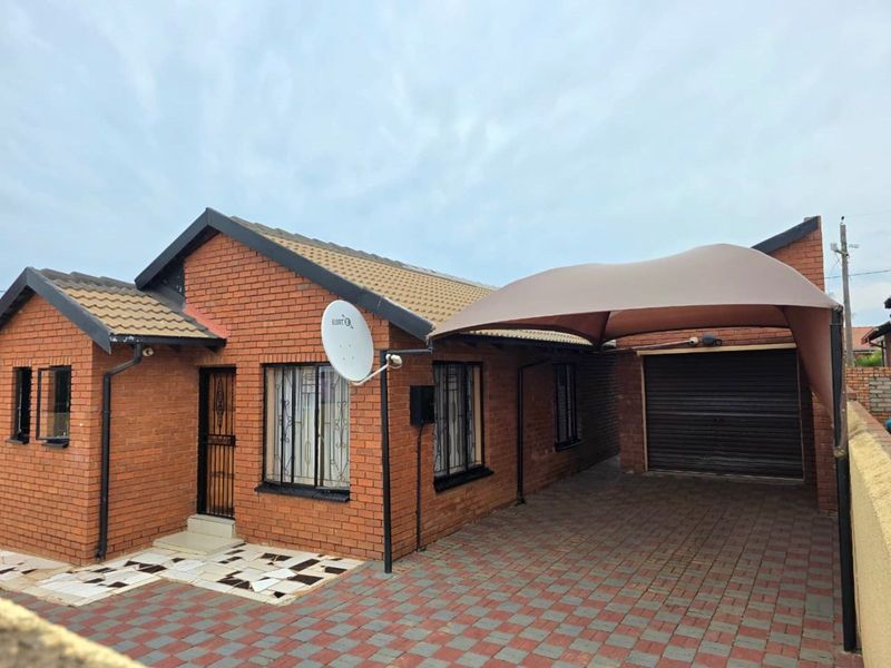 House For Sale in Soshanguve Ext - Photo 3
