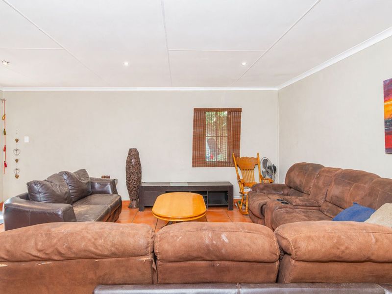 House For Sale in Allen's Nek - Photo 4