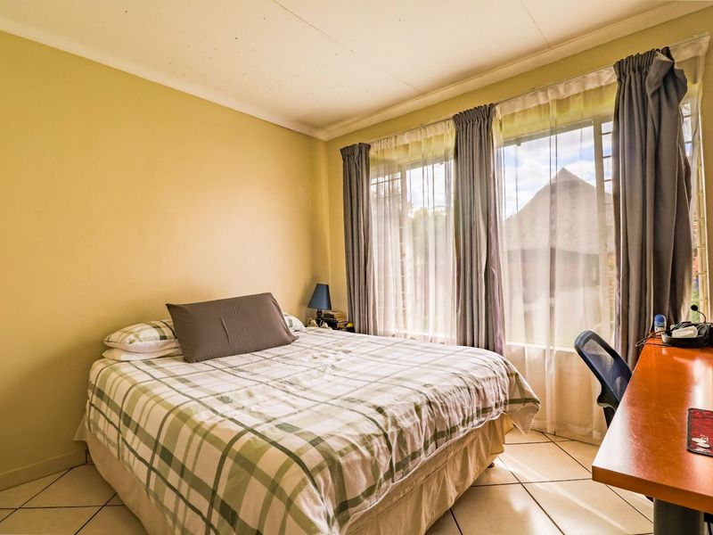 Townhouse To Rent in Rooihuiskraal North - Photo 9