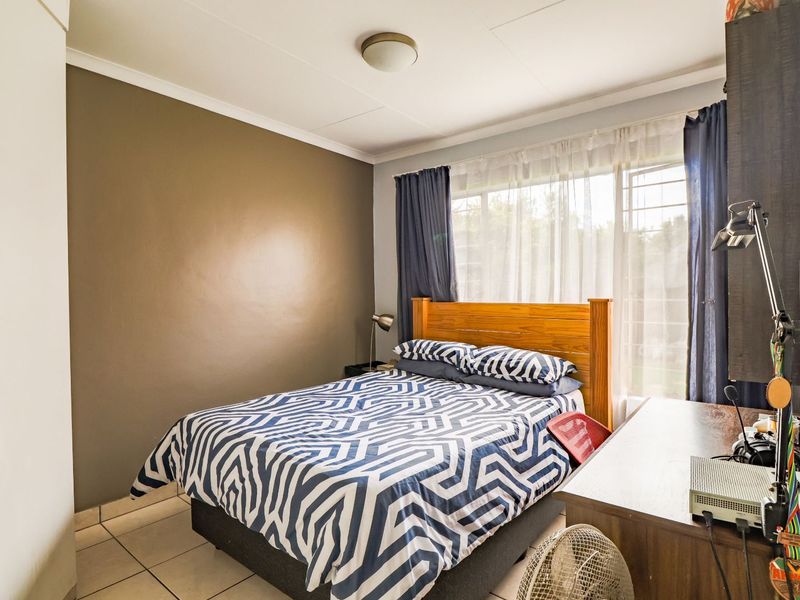 Townhouse To Rent in Rooihuiskraal North - Photo 7