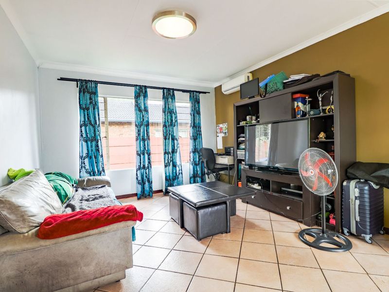 Townhouse To Rent in Rooihuiskraal North - Photo 3