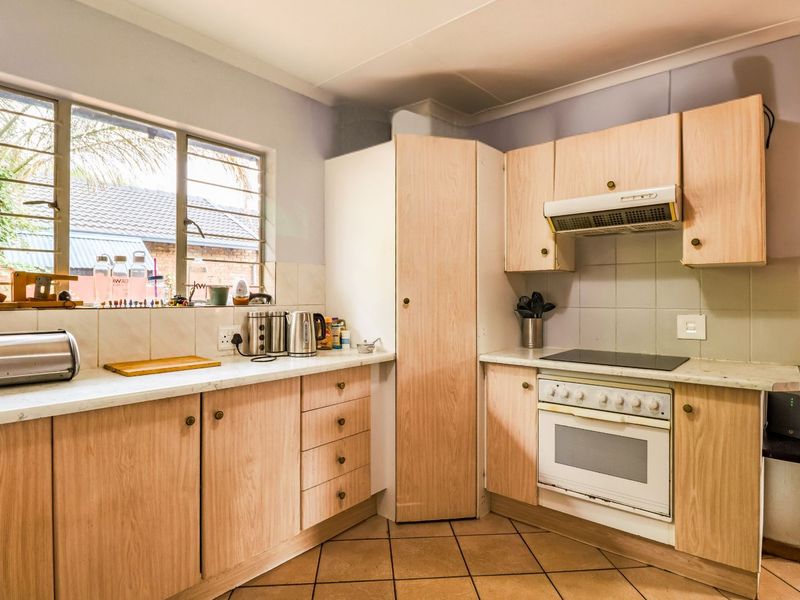 Townhouse To Rent in Rooihuiskraal North - Photo 4