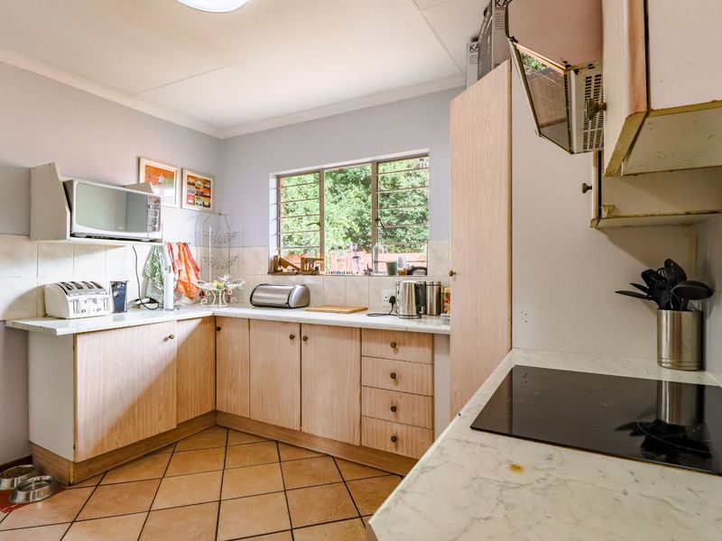 Townhouse To Rent in Rooihuiskraal North - Photo 5