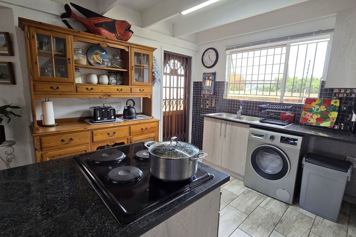 Townhouse For Sale in Weltevreden Park - Photo 5